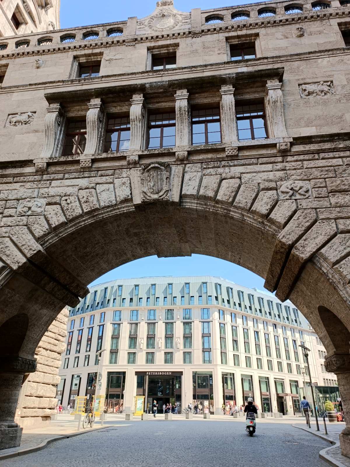 Brcke ber die Lotterstrae zwischen Neuem Rathaus und Stadthaus in Leipzig