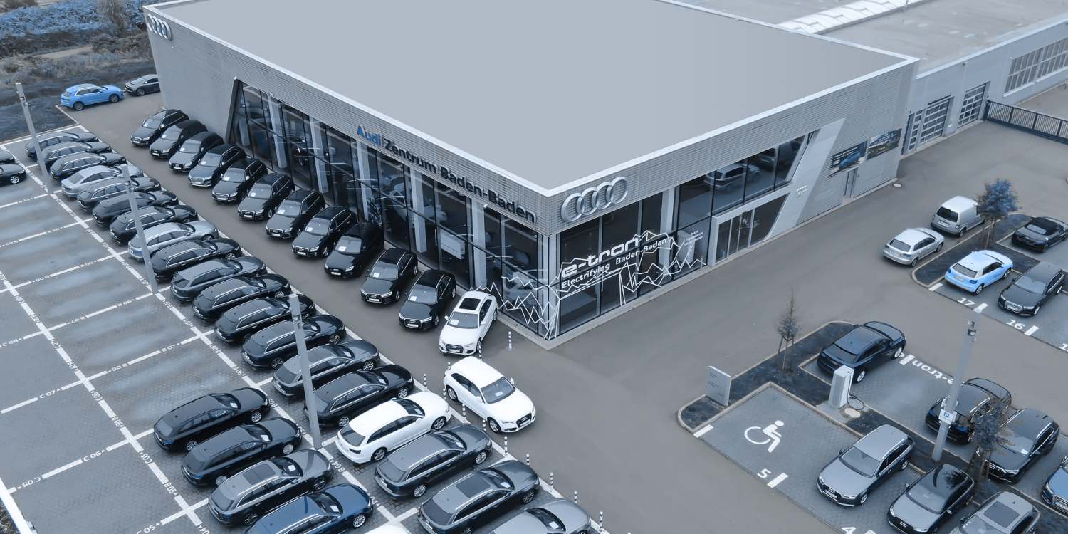 Modernes Audi Autohaus mit Eautos